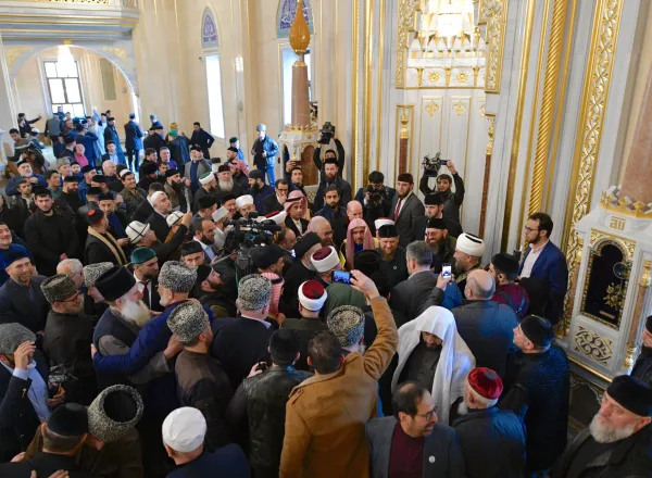 رابطہ عالم اسلامی کی ماسکو میں کانفرنس اور گروزنی میں اس کےاختتامی تقریب کی تصویری جھلکیاں۔پہلی تصویر میں چیچینیا کے صدر محترم رمضان قادیروف اپنے مہمانوں کی ضیافت کرتے ہوئے نظر آرہے ہیں۔