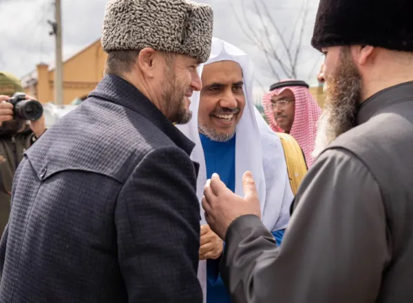 رابطہ عالم اسلامی کی ماسکو میں کانفرنس اور گروزنی میں اس کےاختتامی تقریب کی تصویری جھلکیاں۔پہلی تصویر میں چیچینیا کے صدر محترم رمضان قادیروف اپنے مہمانوں کی ضیافت کرتے ہوئے نظر آرہے ہیں۔