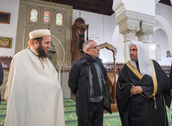 Le SG avec M. Boubakeur, recteur de la mosquée de Paris, des savants et penseurs durant sa visite où il a fait une allocution sur la modération dans l'Islam