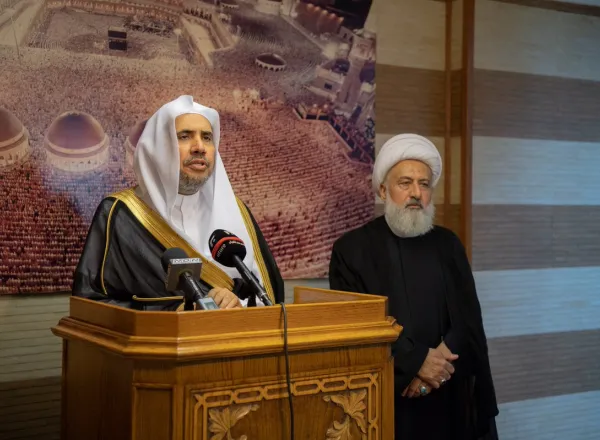 Cheikh Abdelemir Qoubelane, Président du Haut Conseil populaire islamique reçoit le Secrétaire général de la Ligue Islamique Mondiale, Cheikh Mohamed Alissa au siège du Parlement à Beyrouth en présence du Vice Président du Parlement  Ali Elkhratib.