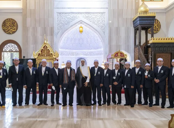 Mohammad Alissa a visité la mosquée Tun Son à Bangkok qui est considérée comme la plus ancienne mosquée du Royaume de Thaïlande construite en 1610 après JC ; le SG y a rencontré des cheikhs et des imams, afin d’échanger sur des sujets d’intérêt commun.