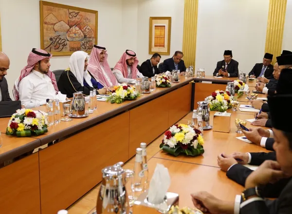 MohammadAlissa a reçu le Président de l’Assemblée nationale indonésienne qui l’a invité à se rendre en Indonésie et qui a loué les efforts du Secrétaire général dans le but de  corriger les mauvaises compréhensions de l’Islam.