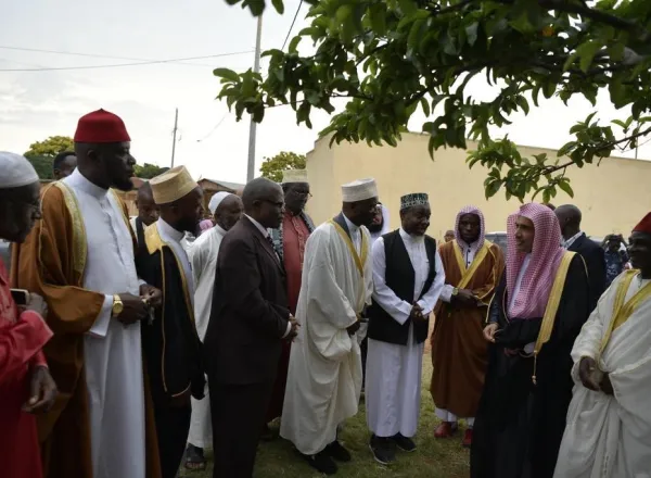 معالي أمين عام رابطة العالم الإسلامي⁩ الشيخ د.محمد العيسى⁩، يزور الجمعية الإسلامية في ⁧بوروندي⁩، ويلتقي بسماحة مفتي الجمهورية الشيخ صديق كاجندي، وجمع من العلماء والفقهاء الذين يعملون بمكاتب الجمعية في جميع أنحاء البلاد.