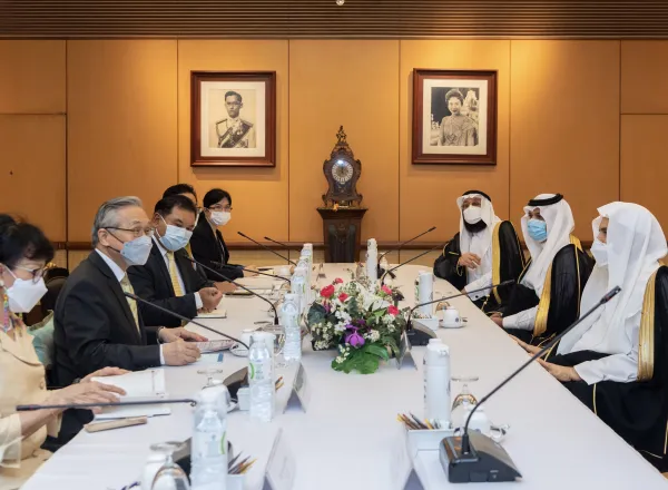 تلبية لدعوة من الحكومة التايلندية تتضمن اللقاء برئيس الوزراء، ورئيس البرلمان، وبعض الوزراء، وقيادات أتباع الأديان