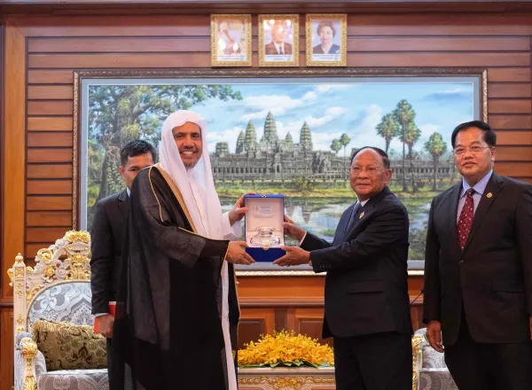 استضاف البرلمان الكمبودي معالي الشيخ د. محمد العيسى‬⁩، وقد نوّه معالي رئيس البرلمان السيد رين بالدور العالمي الذي تقوم به الرابطة