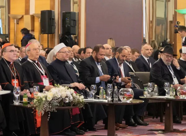 Le SG de la ligue islamique mondiale, Mohammad Alissa et la Présidente de la République de Croatie  à Kolinda GK , ont inauguré la  « conférence sur la fraternité humaine - des bases pour la paix et la sécurité  » à Zagreb.