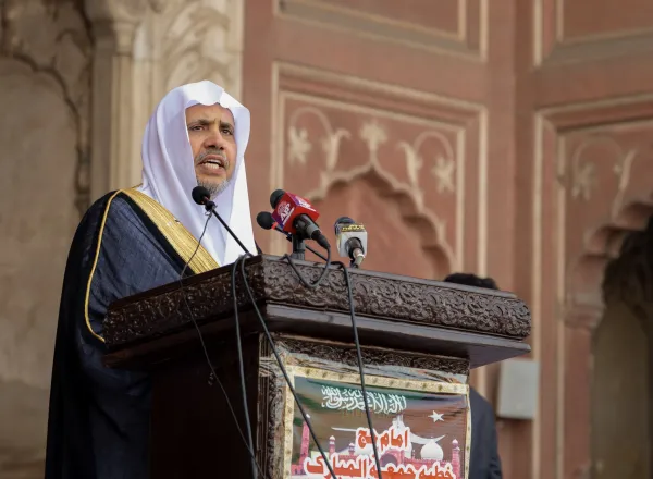 “بدعوةٍ رسميةٍ”، وفي جامع لاهور الكبير “المشهور عالمياً بعمارته الفريدة، وسعته لأكثر من مائة ألف مُصَلٍّ”: ألقى معالي الشيخ د. #محمد_العيسى خطبة الجمعة لهذا اليوم، متحدِّثاً فيها عن القيم الأخلاقية في الإسلام.