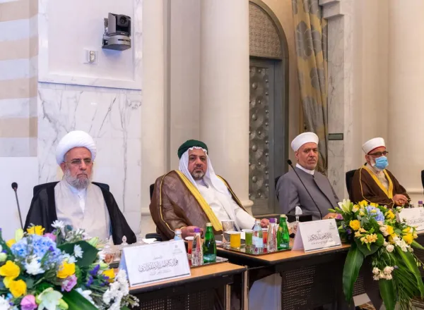 رابطة العالم الإسلامي تستضيف ملتقًى تاريخياً يجمع "المرجعيات العراقية" كافة في رحاب الحرم الشريف