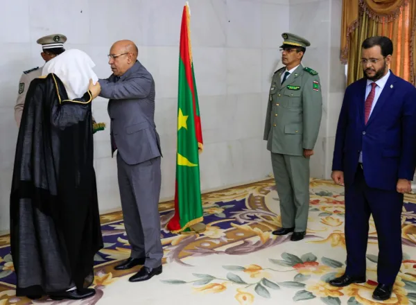 قلَّد فخامة رئيس الجمهورية الإسلامية الموريتانية السيد محمد ولد الشيخ الغزواني معالي الشيخ د. محمد العيسى”وسام الاستحقاق الوطني”