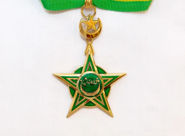 قلَّد فخامة رئيس الجمهورية الإسلامية الموريتانية السيد محمد ولد الشيخ الغزواني معالي الشيخ د. محمد العيسى”وسام الاستحقاق الوطني”