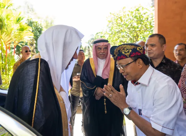 سیکرٹری جنرل اور چیئرمین مسلم علماء کونسل شیخ ڈاکٹر محمد العیسی بین المذاہب R20اجلاس کی صدارت کے لئے اس سال (G20) اجلاس کے مقام بالی پہنچے جہاں بالی کے گورنر ڈاکٹر ویان کوسٹر نے آپ کا استقبال کیا