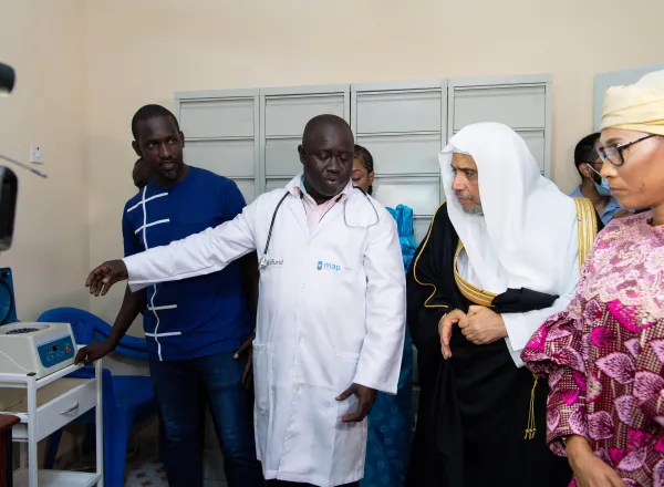 Dr.  Alissa  meresmikan Fasilitas Medis Al-Salam di ibu kota Gambia, Banjul, di hadapan Ibu Negara Fatoumatta Bah-Barrow dan beberapa pejabat pemerintah, dan ini adalah proyek yang akan berkontribusi untuk meningkatkan pelayanan kesehatan bagi masyarakat Gambia.
