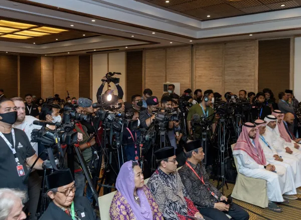رئيسَا "R20" يعقدان مؤتمراً صحافياً، بحضور واسع لأهم وسائل الإعلام العالمية.