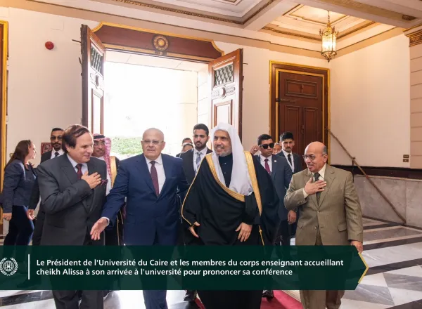 Y ont participé près de 3000 cheikhs, parmi lesquels le Mufti d'Egypte, des doyens d’universités, des membres du corps enseignant, un grand nombre d'étudiants, ainsi que des penseurs et des diplomates :