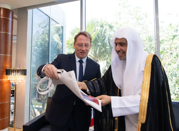 استقبل معالي الأمين العام، رئيس هيئة علماء المسلمين، فضيلة الشيخ د. محمد العيسى‬⁩ ‬⁩، في مكتبه بالرياض سعادة سفير جمهورية فرنسا لدى المملكة العربية السعودية، السيد لودوفيك بوي