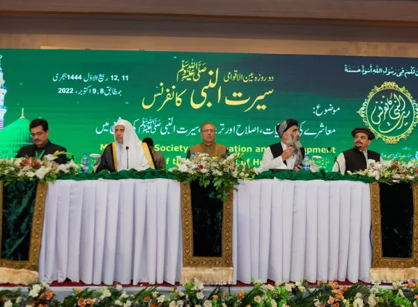 Arif Alvi and Dr. Al-Issa hand prizes to winners of this year's Prophetic Biography competition.