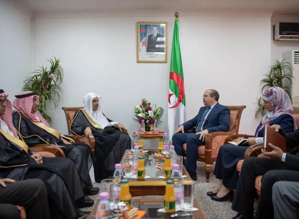 وزير الشؤون الدينية والأوقاف الجزائري خلال استقباله الأمين العام للرابطة