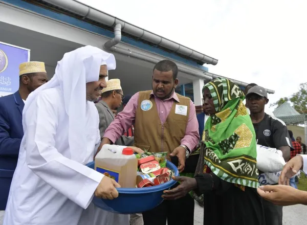 Cheikh Dr. Alissa supervise la distribution de paniers de nourriture aux nécessiteux.