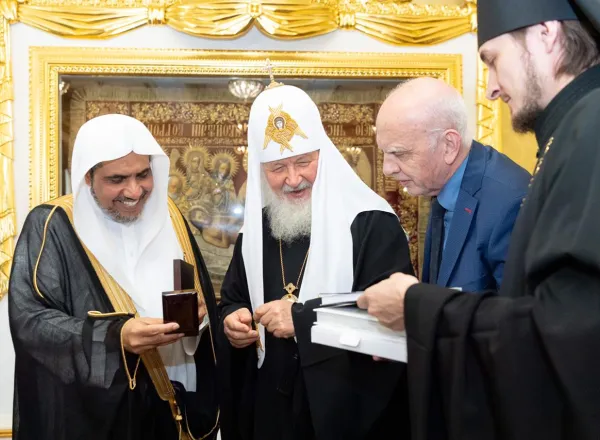 موسكو: عقد معالي الأمين العام لرابطة العالم الإسلامي الشيخ الدكتور محمد بن عبدالكريم العيسى، والبطريرك كيريل الأول بطريرك موسكو وسائر روسيا، قمة تاريخية في مقر الكنيسة الأرثوذكسية في العاصمة الروسية موسكو، فيما اعتُبر أهم لقاء مسيحي إسلامي في المشرق، حيث تُعتبر الكنيسة الروسية أكبر كنيسة أرثوذكسية شرقية مستقلة بأتباع يتجاوز عددهم  250 مليوناً.