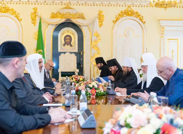 موسكو: عقد معالي الأمين العام لرابطة العالم الإسلامي الشيخ الدكتور محمد بن عبدالكريم العيسى، والبطريرك كيريل الأول بطريرك موسكو وسائر روسيا، قمة تاريخية في مقر الكنيسة الأرثوذكسية في العاصمة الروسية موسكو، فيما اعتُبر أهم لقاء مسيحي إسلامي في المشرق، حيث تُعتبر الكنيسة الروسية أكبر كنيسة أرثوذكسية شرقية مستقلة بأتباع يتجاوز عددهم  250 مليوناً.