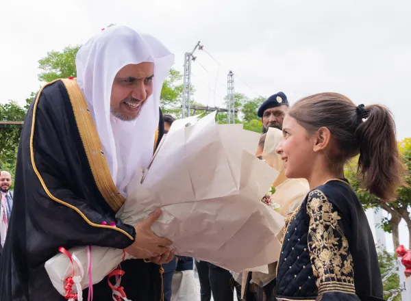 Dr. Al-Issa inaugurates the MWL campaign in Islamabad for the relief of the Pakistani people