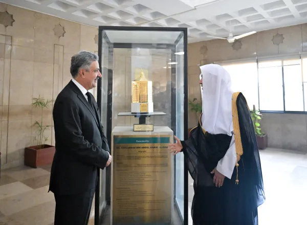 رئيس مجلس الشيوخ ورئيس المحكمة العليا الباكستانيان يستقبلان أمين عام رابطة العالم الإسلامي