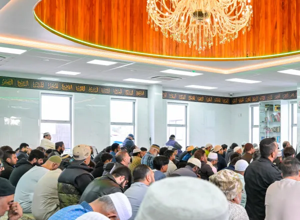 Le Secrétaire général de la Ligue islamique mondiale inaugure la mosquée Ar-Rahman en Nouvelle-Zélande et y prononce le premier sermon du vendredi.