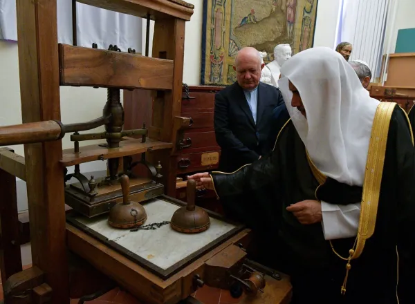 Le SG de la LIM visitant la bibliothèque de Florence en Italie où il a été reçu par son directeur pour une présentation des divers documents et livres historiques