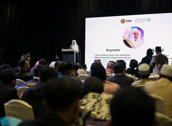 الأمينُ العامُّ لرابطة العالم الإسلامي يفتتح مؤتمرَ "الإيمان في ضوء العلم والبراهين المُعاصرة" في ماليزيا
