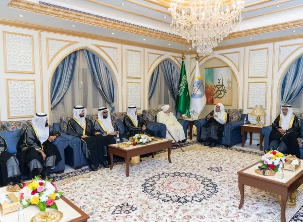 استقبل معالي الشيخ د.محمدالعيسى أمين عام رابطة العالم الإسلامي في مكتبه بمحافظة جدة رئيس مجلس الإفتاء بالإمارات العربية المتحدة سماحة الشيخ عبدالله بن بيه