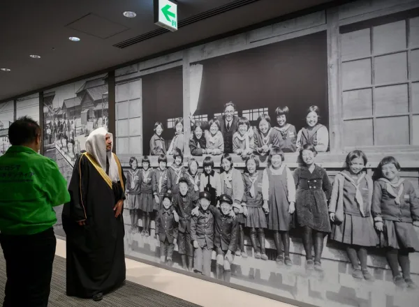 Le directeur du musée Hiroshima recevant le SG, le remerciant pour son message humaniste et pacifique