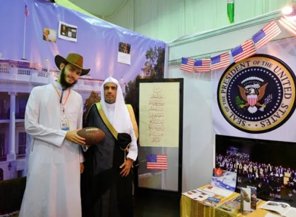 Le SG de la LIM visite le salon du Festival des cultures et des peuples organisé par l’Université Islamique de Madinah