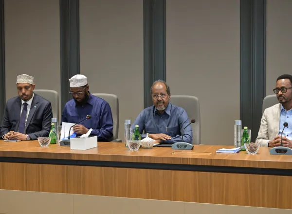 ‏استقبل فخامةُ رئيس جمهورية الصومال الفيدرالية، الدكتور حسن شيخ محمود، في القصر الرئاسي، معالي الأمين العام، رئيسَ هيئة علماء المسلمين، فضيلةَ الشيخ د.محمد العيسى