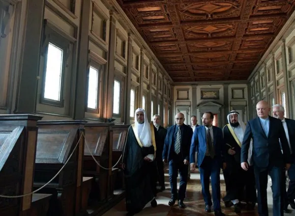 Le SG de la LIM visitant la bibliothèque de Florence en Italie où il a été reçu par son directeur pour une présentation des divers documents et livres historiques