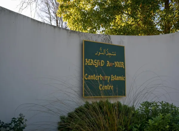 Le Secrétaire général de la Ligue islamique mondiale visite la mosquée An-Nur à Christchurch, en Nouvelle-Zélande, et annonce que la Ligue prendra en charge sa reconstruction