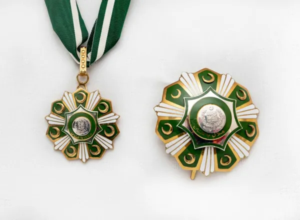 Pakistan President awards Secretary General of MWL “Crescent of Excellence” the highest in the country in appreciation of his efforts in spreading the message of peace in the name of Islam and combating “Islamophobia”: