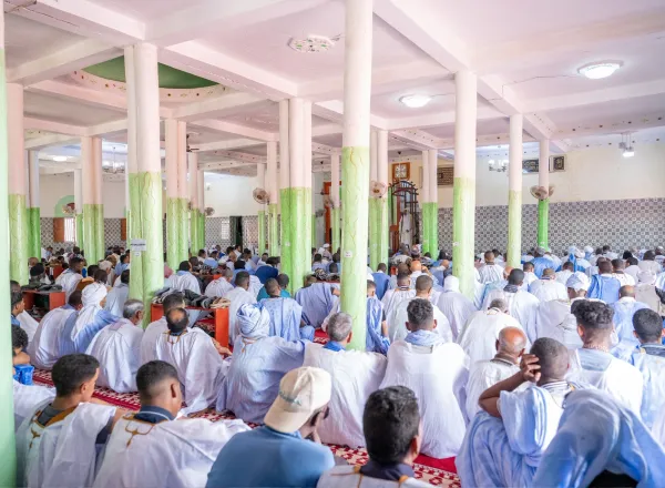 Aujourd hui durant le sermon du vendredi à Nouakchott, précédé d’une grande réception académique : cheikh Mohammed Alissa prononce le prêche et dirige la prière en présence de hauts responsables religieux et de nombreux fidèles.