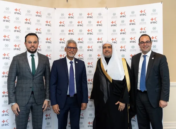 Mohammad Alissa et le SG de la FISCR signent un accord pour soutenir les victimes des conflits les migrants, les personnes déplacées dans le monde