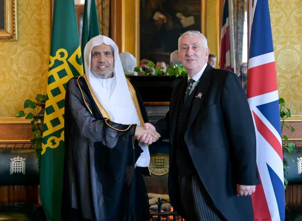 Le Secrétaire général, Président de l’Organisation des savants musulmans, cheikh Mohammed Al-Issa, a rencontré le Président de la Chambre des communes, Sir Lindsay Hoyle, dans son bureau à Westminster