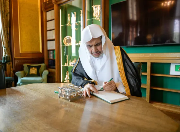 Le Secrétaire général, Président de l’Organisation des savants musulmans, cheikh Mohammed Al-Issa, a rencontré le Président de la Chambre des communes, Sir Lindsay Hoyle, dans son bureau à Westminster