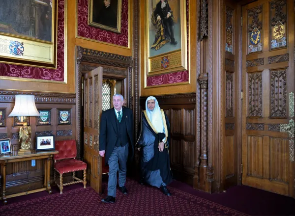 Le Secrétaire général, Président de l’Organisation des savants musulmans, cheikh Mohammed Al-Issa, a rencontré le Président de la Chambre des communes, Sir Lindsay Hoyle, dans son bureau à Westminster