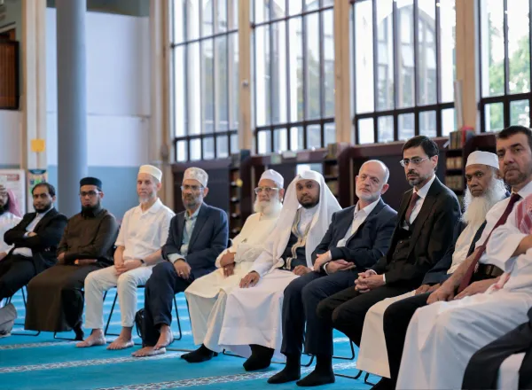 Les responsables musulmans britanniques accueillent le Secrétaire général de la Ligue islamique mondiale au Centre islamique de la capitale, Londres.