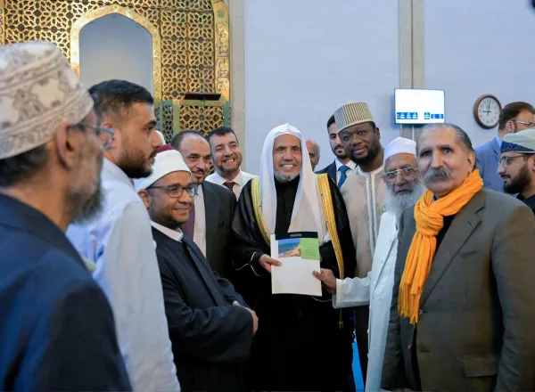 Les responsables musulmans britanniques accueillent le Secrétaire général de la Ligue islamique mondiale au Centre islamique de la capitale, Londres.