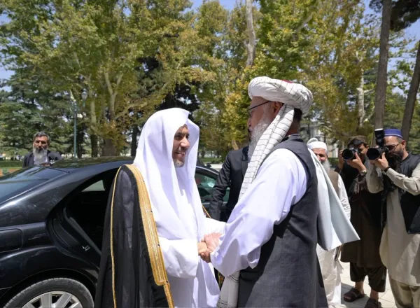 افغانستان کے ممتاز علماء کی موجودگی میں… اور وسیع ومفید تبادلہ خیال کے ماحول میں، جس کے دوران رابطہ عالم اسلامی کے مؤثر کردار اور اس پر قائم بھرپور اعتماد کو سراہا گیا: