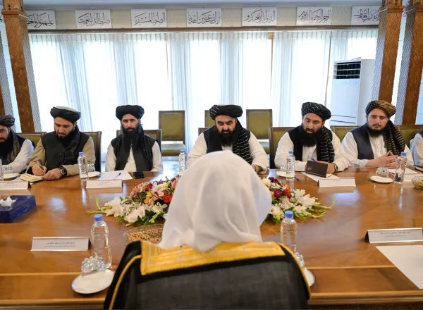 Le Secrétaire général et Président de l’Organisation des savants musulmans, cheikh Mohammed Alissa, a rencontré le ministre des Affaires étrangères afghan, Amir Khan Mutaqqi, au siège principal du Conseil de sécurité, situé au Palais de la Présidence du Conseil des ministres.