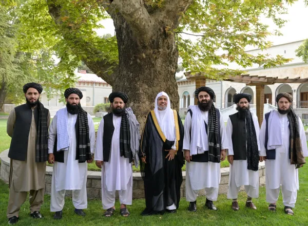 Le Secrétaire général et Président de l’Organisation des savants musulmans, cheikh Mohammed Alissa, a rencontré le ministre des Affaires étrangères afghan, Amir Khan Mutaqqi, au siège principal du Conseil de sécurité, situé au Palais de la Présidence du Conseil des ministres.