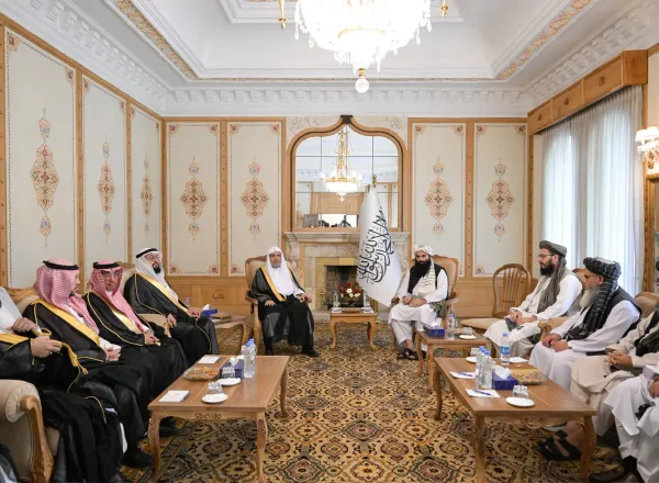 Le Secrétaire général, Président de l’Organisation des savants musulmans, cheikh Mohammed Al-Issa, a rencontré le ministre de l’Intérieur afghan, Khalifa Sirajuddin Haqqani, au palais « Shahar Shanar »