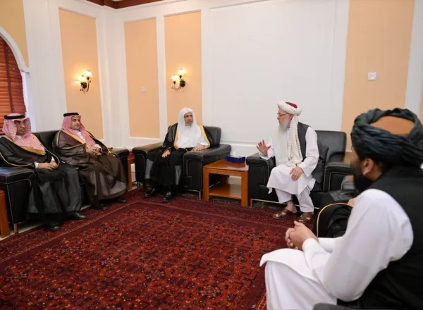 À l’occasion de la première visite officielle de la Ligue islamique mondiale à Kaboul.  Le vice-Premier ministre afghan organise un déjeuner en l’honneur du Secrétaire général de la Ligue islamique mondiale