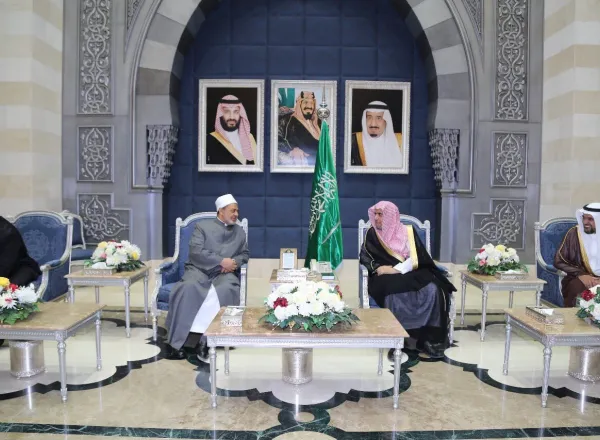 ‏معالي الأمين العام مستقبلاً اليوم بمطار الملك عبدالعزيز بجدة فضيلة الإمام الأكبر شيخ الأزهر الشريف رئيس مجلس حكماء المسلمين أ.د. أحمد الطيب.