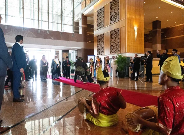 El Secretario General, Presidente del Consejo de Ulemas, Su Excelencia el Sheij Dr. Mohammed Al-Issa, llegó hoy al frente de una delegación de la LigadelMundoIslamico al Aeropuerto Internacional de Kuala Lumpur